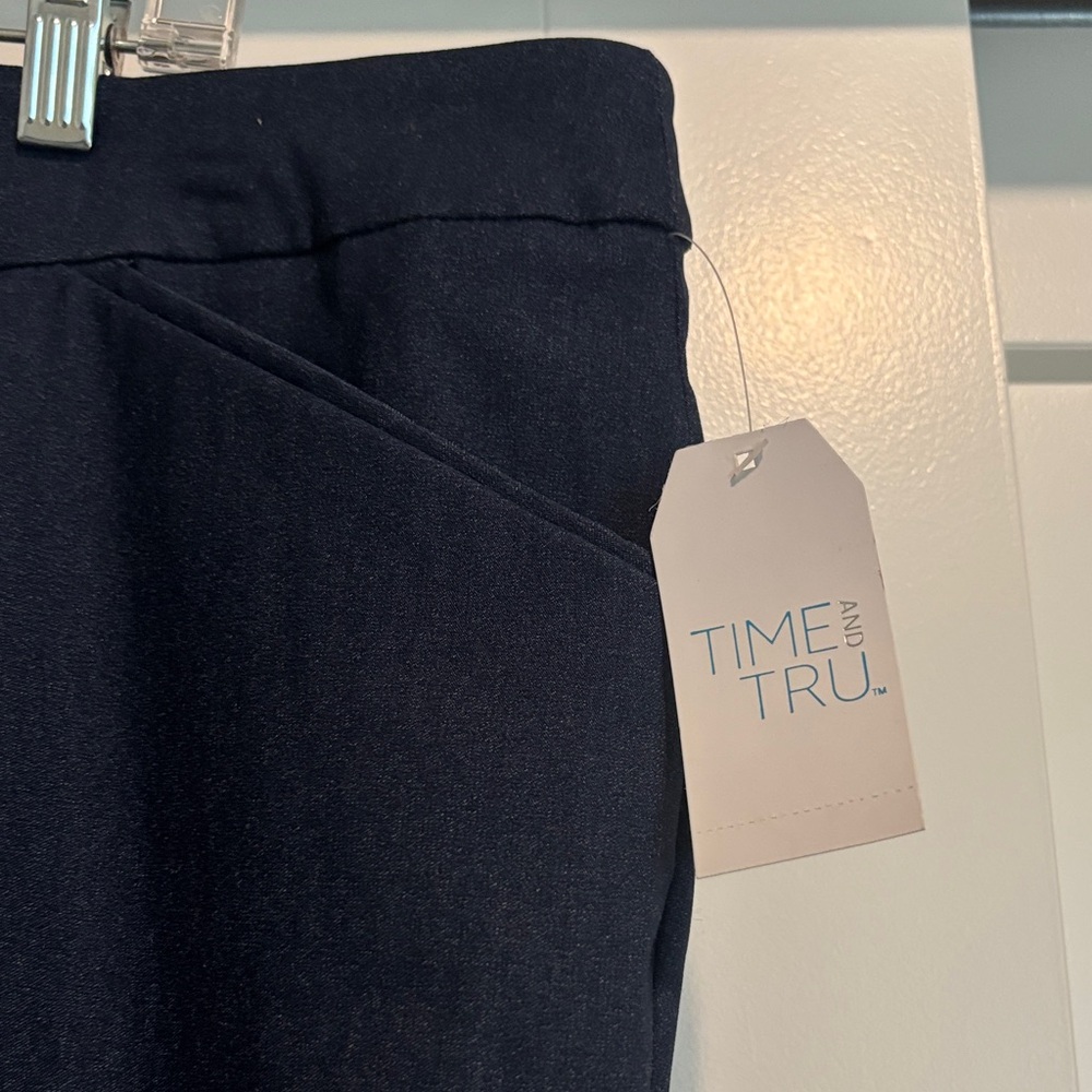 Time and Tru stretch pull on mid rise capris - Picture 3 of 6